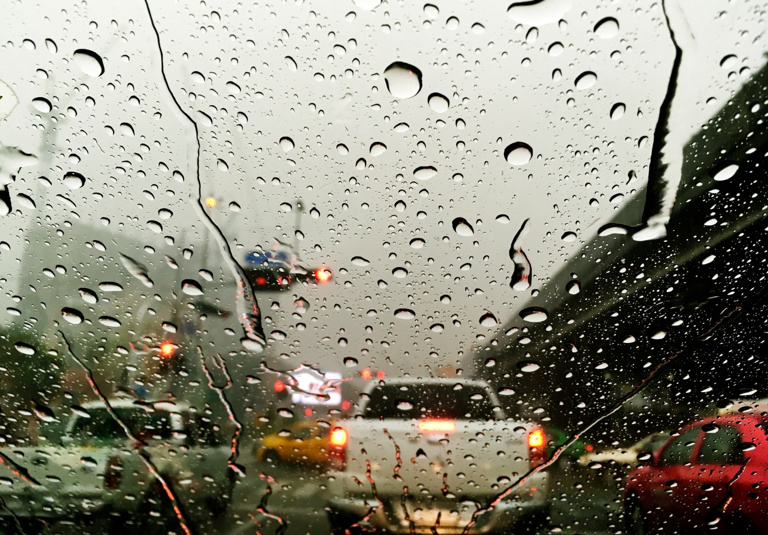 Conducir con lluvia - Parking del Aeropuerto